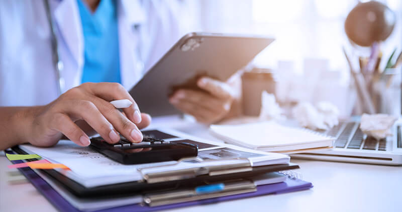 Veja a importância da equipe multidisciplinar na saúde e como montar uma! 9 equipe multidisciplinar na saude medico fazendo calculo