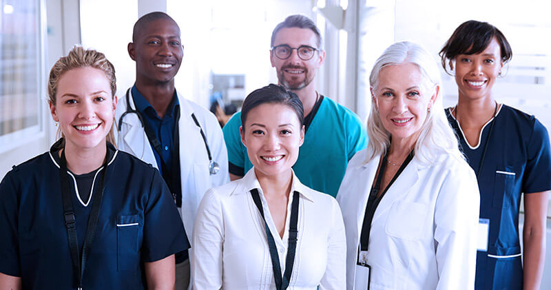 Veja a importância da equipe multidisciplinar na saúde e como montar uma! 3 equipe multidisciplinar na saude pessoas sorrindo