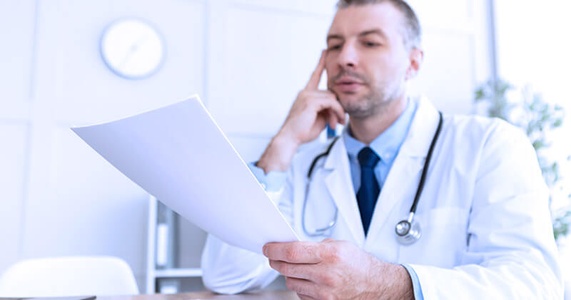 Qual a importância da margem de lucro para clínicas médicas? 5 margem de lucro medico olhando relatorio
