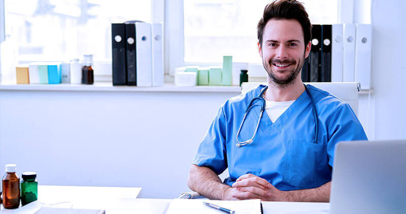 Qual a importância da margem de lucro para clínicas médicas? 3 margem de lucro medico sentado