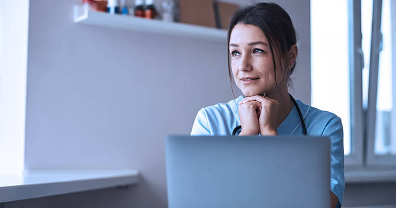 Qual a importância da margem de lucro para clínicas médicas? 6 margem de lucro mulher no computador
