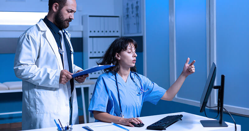 O que é a medicina de precisão e como implementá-la no consultório? 4 medicina de precisao medicos conversando