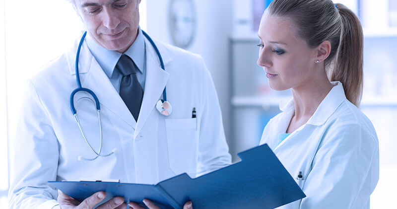 medicos conversando sobre auditoria de prontuario