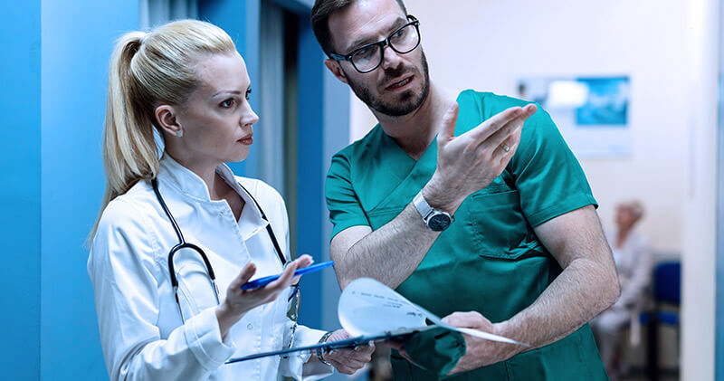 medicos falando sobre auditoria de prontuario