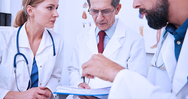 medicos reunidos para auditoria de prontuario