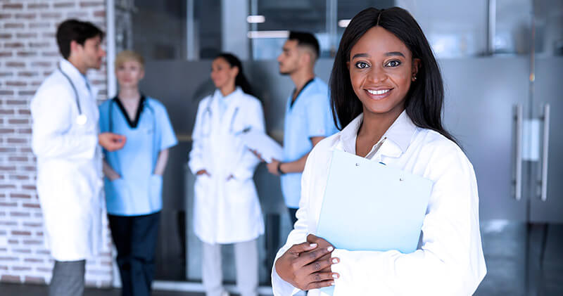 O que é a prática médica e como exercê-la? 1 pratica medica profissionais conversando