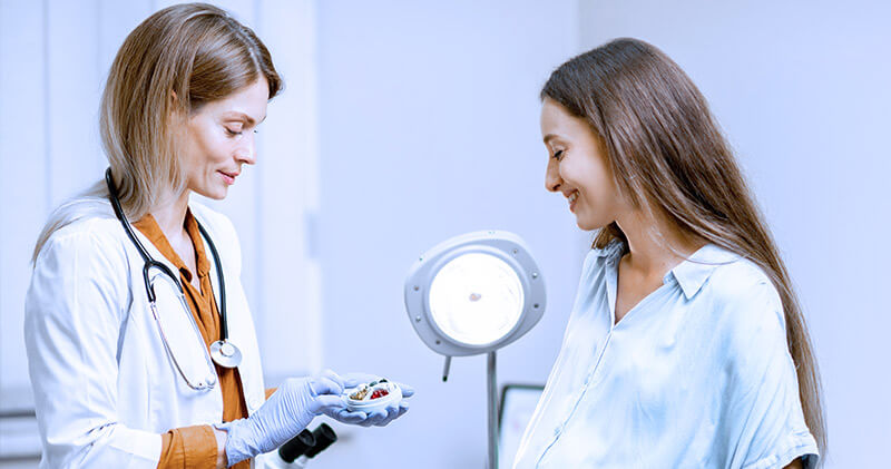 O que é a prática médica e como exercê-la? 2 pratica medica profissionais de sorrindo