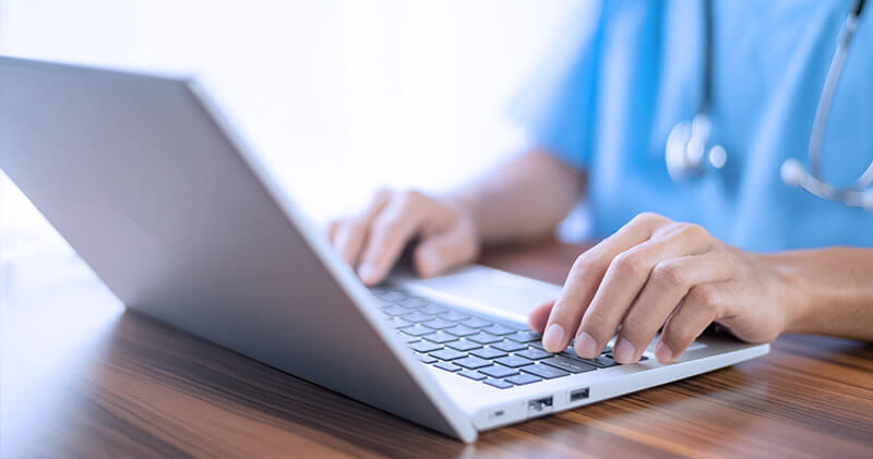 Os tipos de clínicas médicas e modelos de negócios! 4 tipos de clinicas medico usando notebook