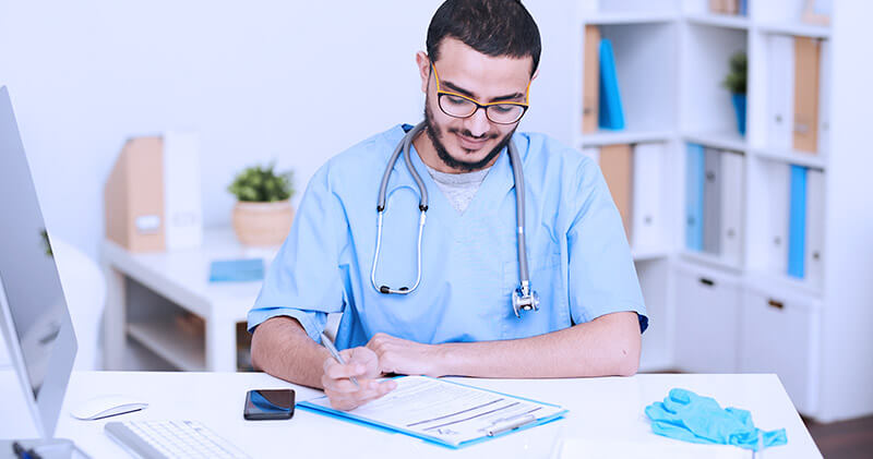 acreditacao ona medico sentado