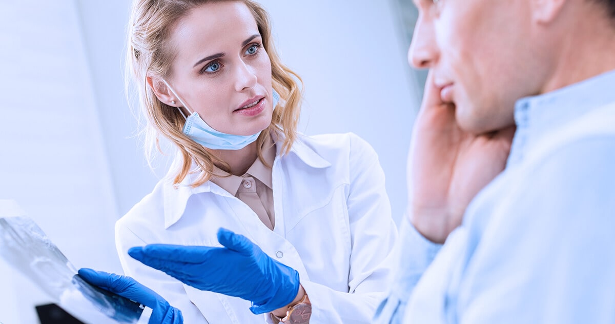 Como fazer um bom atendimento em clínica médica? 1 atendimento em clinica medica doutora e paciente