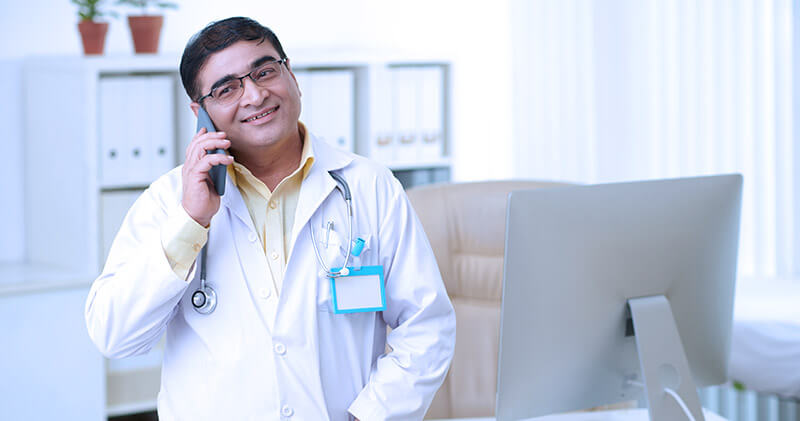 Como fazer um bom atendimento em clínica médica? 8 atendimento em clinica medica medico no telefone