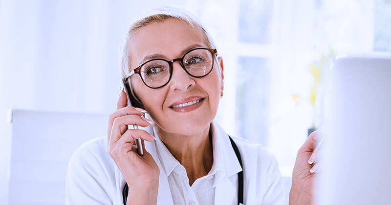 Como otimizar os atendimentos médicos na clínica ou consultório? 9 atendimento medico doutora no telefone