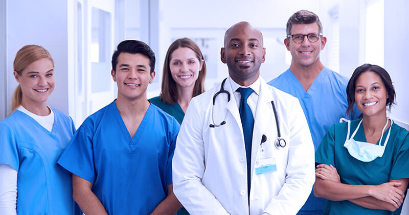 Como otimizar os atendimentos médicos na clínica ou consultório? 3 atendimento medico profissionais juntos sorrindo