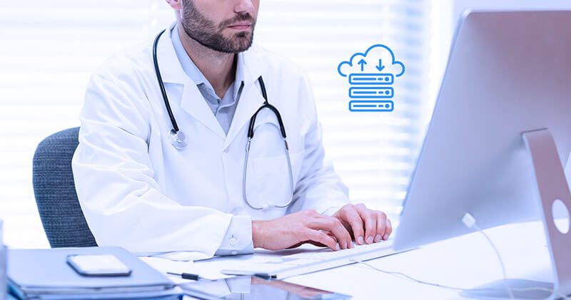 Qual a importância da auditoria em saúde? 6 auditoria em saude medico pesquisando na internet