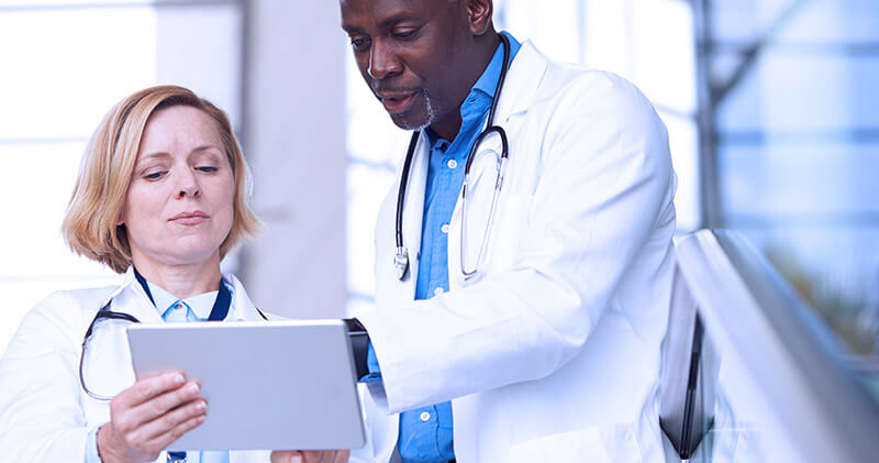 Qual a importância da auditoria em saúde? 4 auditoria em saude medicos dialogando