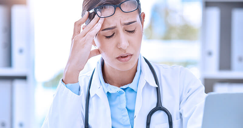 Como aliviar os sintomas de cansaço mental e ser mais produtivo na clínica ou consultório? 2 cansaco mental medica com dor de cabeca