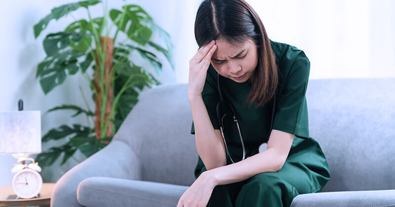 Como aliviar os sintomas de cansaço mental e ser mais produtivo na clínica ou consultório? 5 cansaco mental medica com dor