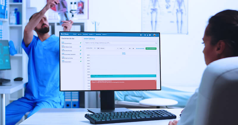 Como aliviar os sintomas de cansaço mental e ser mais produtivo na clínica ou consultório? 6 cansaco mental medica mexendo no software medico
