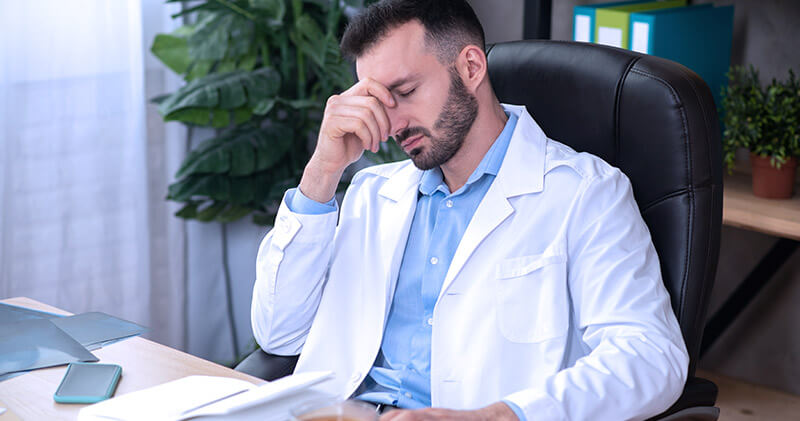 Como aliviar os sintomas de cansaço mental e ser mais produtivo na clínica ou consultório? 1 cansaco mental medico cansado