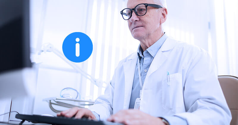 Como aliviar os sintomas de cansaço mental e ser mais produtivo na clínica ou consultório? 4 cansaco mental medico mexendo no computador