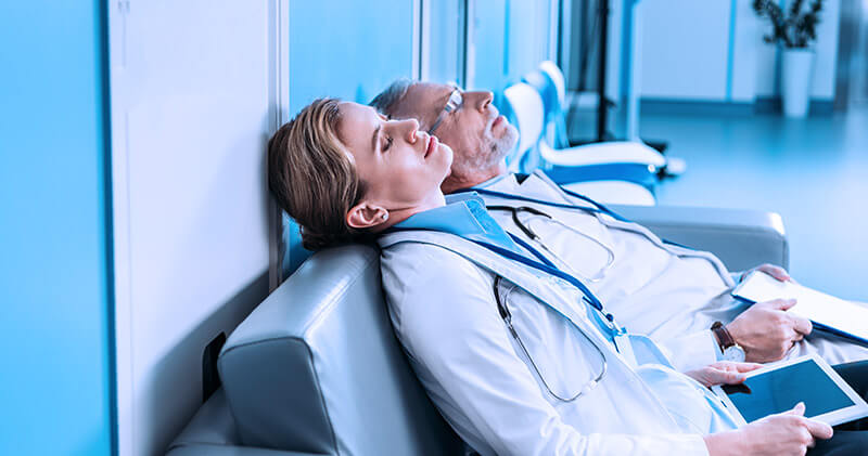 Como aliviar os sintomas de cansaço mental e ser mais produtivo na clínica ou consultório? 3 cansaco mental medicos deitados com fadiga