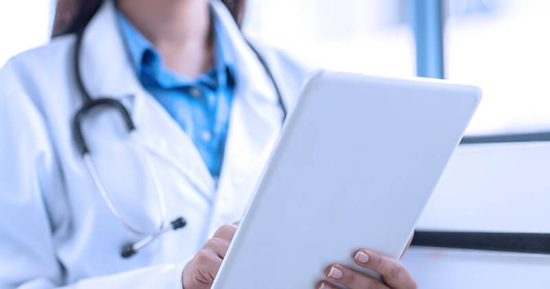 chatbot medico mexendo no computador