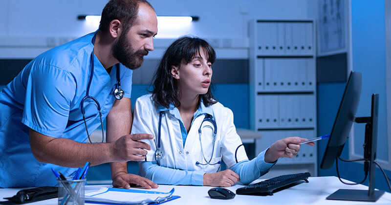 Como funciona a abertura de uma clínica médica particular? 5 clinica particular profissionais conversando