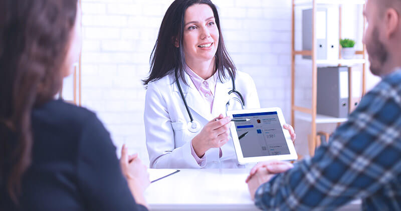 Como ter maior eficiência e segurança na coleta de dados do paciente? 4 coleta de dados do paciente medica conversando com pacientes