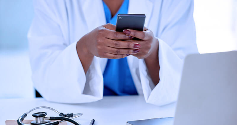 Dicas de como desenvolver seu conhecimento na área da saúde! 9 conhecimento na area da saude medica mexendo no celular