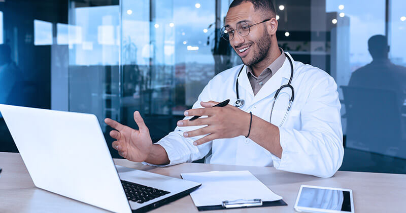 Dicas de como desenvolver seu conhecimento na área da saúde! 4 conhecimento na area da saude medico estudando