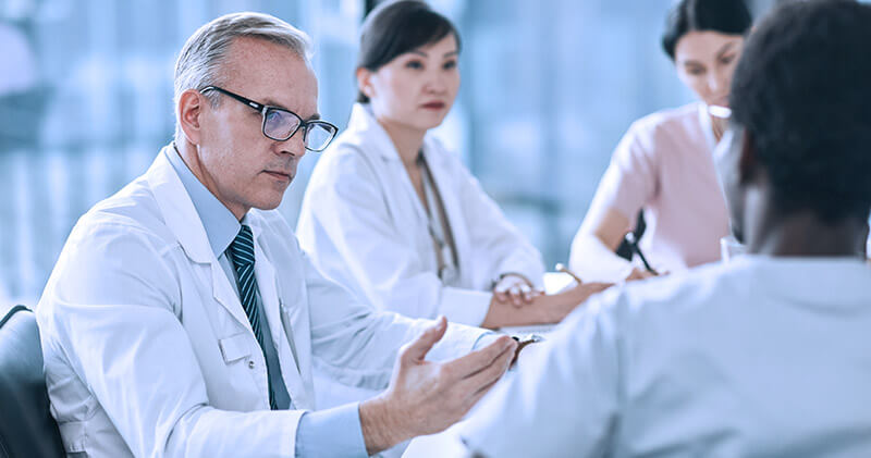 Saiba como conquistar novos pacientes para sua clínica médica! 2 conquistar novos pacientes medicos conversando