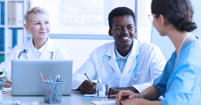 Saiba como conquistar novos pacientes para sua clínica médica! 1 conquistar novos pacientes profissionais conversando