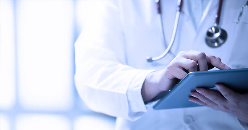 Saiba como conquistar novos pacientes para sua clínica médica! 3 conquistar novos pacientes tablet