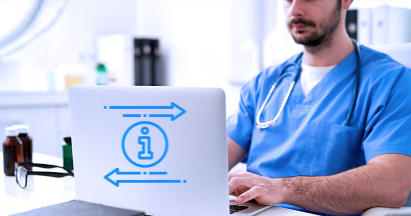 lei para entrega de exames medico mexendo no computador