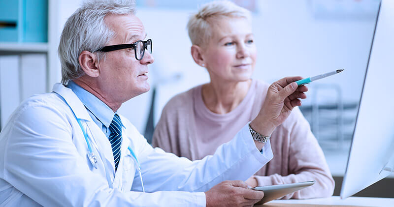 Como funciona um organizador de prontuários? 6 organizador de prontuarios paciente e medico lendo informacoes