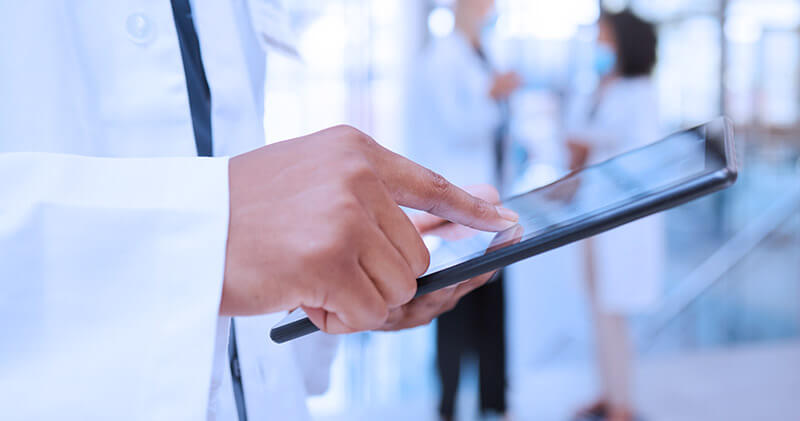 planilha de controle de medicamentos medico mexendo no tablet