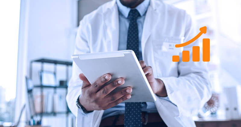 Quais os benefícios do princípio de Pareto para clínicas e consultórios médicos? 5 principio de pareto medico com tablet na mao