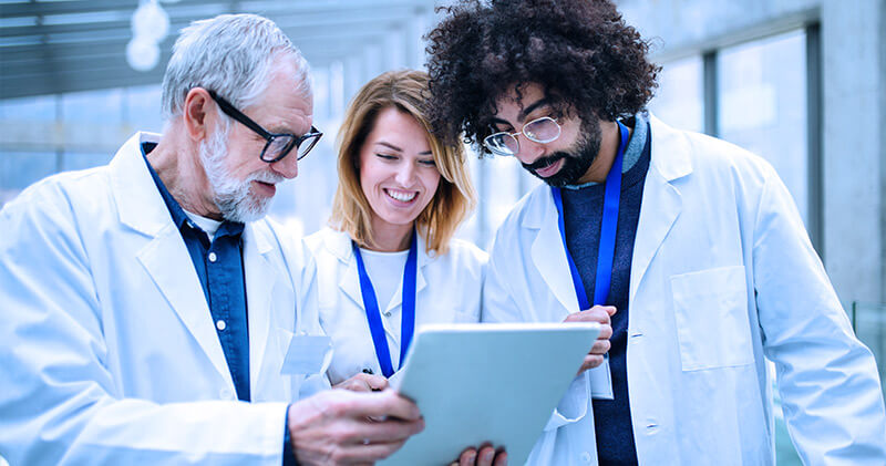 Quais os benefícios do princípio de Pareto para clínicas e consultórios médicos? 3 principio de pareto profissionais conversando