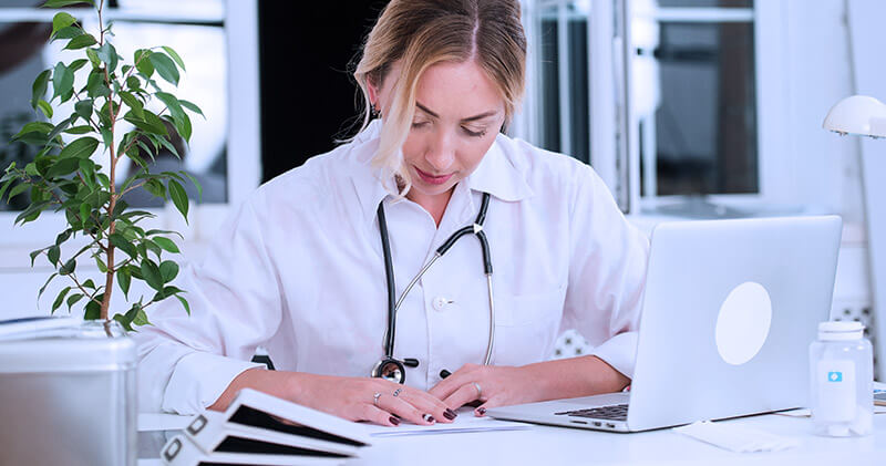 Quais os benefícios do princípio de Pareto para clínicas e consultórios médicos? 4 principio de pareto profissional na sua mesa de trabalho