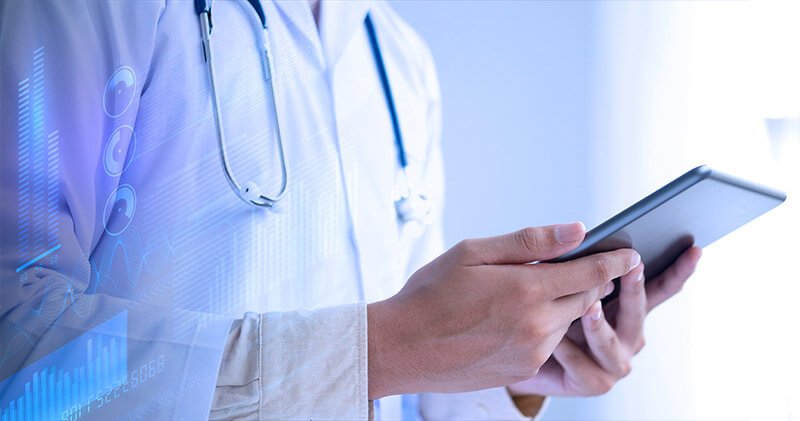 Por que você precisa estar atento à segurança da informação da sua clínica? 5 seguranca da informacao medico no celular