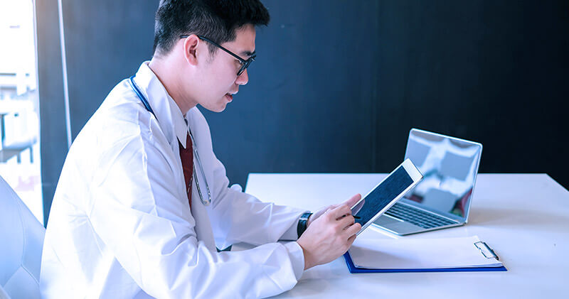 Por que você precisa estar atento à segurança da informação da sua clínica? 6 seguranca da informacao medico sentado