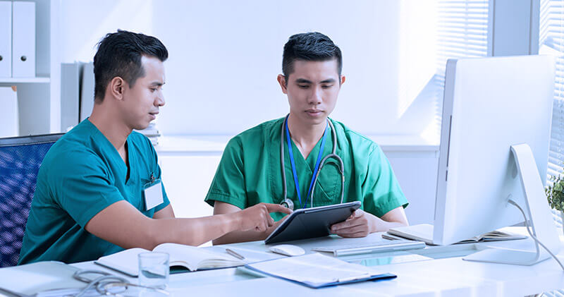 Por que você precisa estar atento à segurança da informação da sua clínica? 1 seguranca da informacao medicos conversando