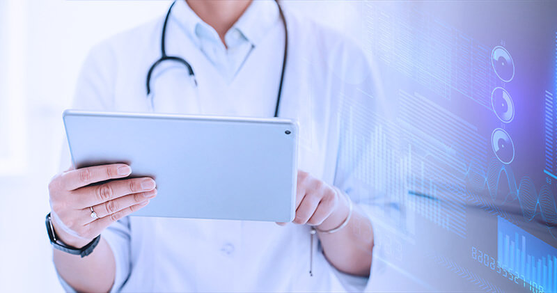 sistema de controle de cadastro dos pacientes medico com tablet na mao