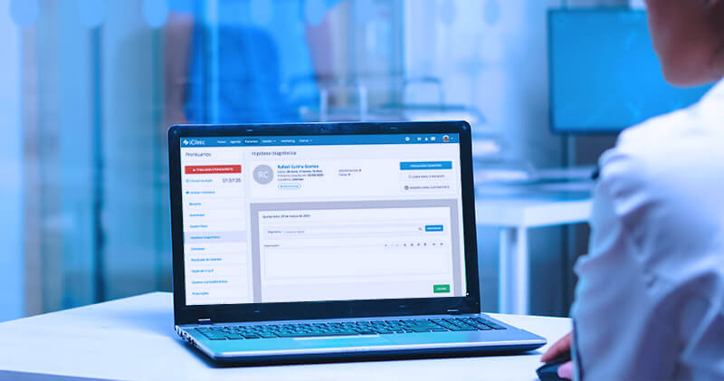 sistema de controle de cadastro dos pacientes notebook na mesa