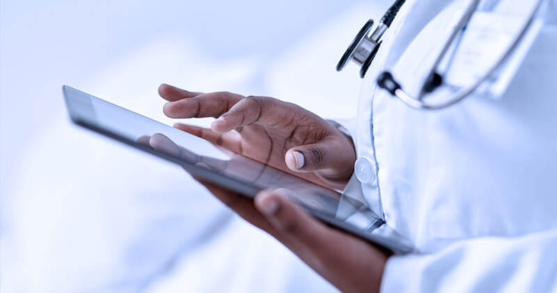 sistema de controle de cadastro dos pacientes tablet na mao