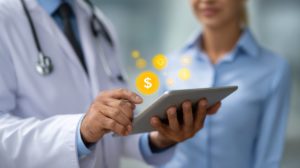 11 passos para ter excelência na gestão financeira de clínicas e consultórios 1 Médico segurando um tablet em frente a uma paciente