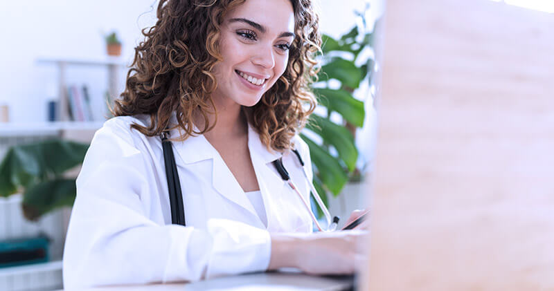 Qual a importância da sua clínica ou consultório ter um capital de giro? 10 capital de giro medica sorrindo