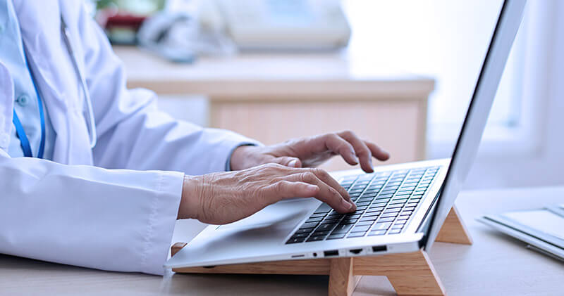 Qual a importância da sua clínica ou consultório ter um capital de giro? 9 capital de giro medico pesquisando na internet
