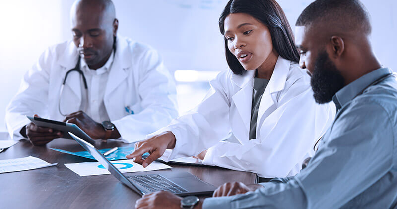 Qual a importância da sua clínica ou consultório ter um capital de giro? 11 capital de giro medicos conversando