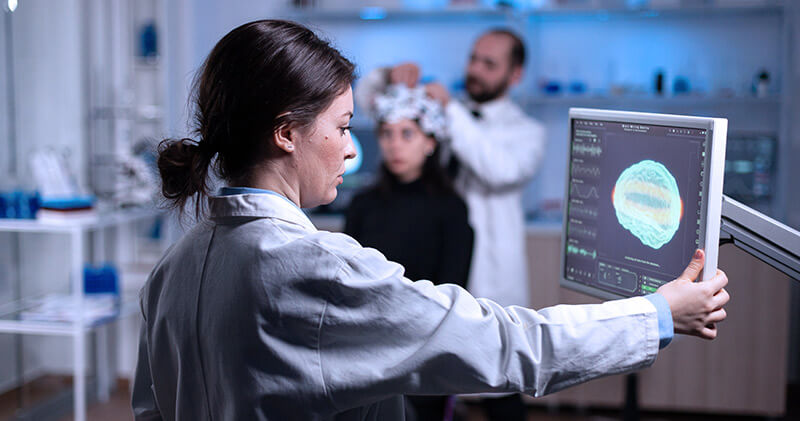 dicom profissional analisando raio x